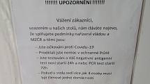 Nikoli poloprázdno, ale takřka prázdno, tak to vypadá první listopadové pondělí odpoledne v ostravských restauracích. Ostrava, 1. listopadu 2021.