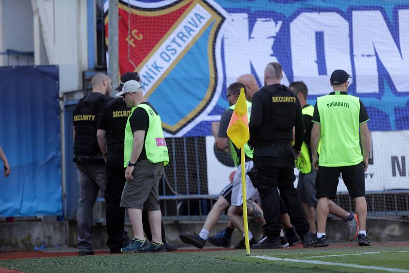 Derby Sigma vs. Baník táhne. Snímky z předchozího derby na Andrově stadionu a odjezd (příjezd) fanoušků Baníku do Olomouce.