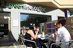 Kavárna Greenline Coffee zaujme svěžím moderním interiérem.