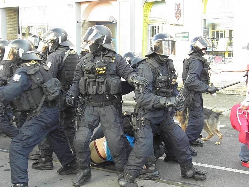 Zásah ostravských policistů proti brněnským rowdies.