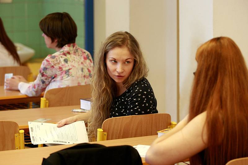 Studenti ostravského gymnázia Hladnov před zkouškou z angličtiny. 