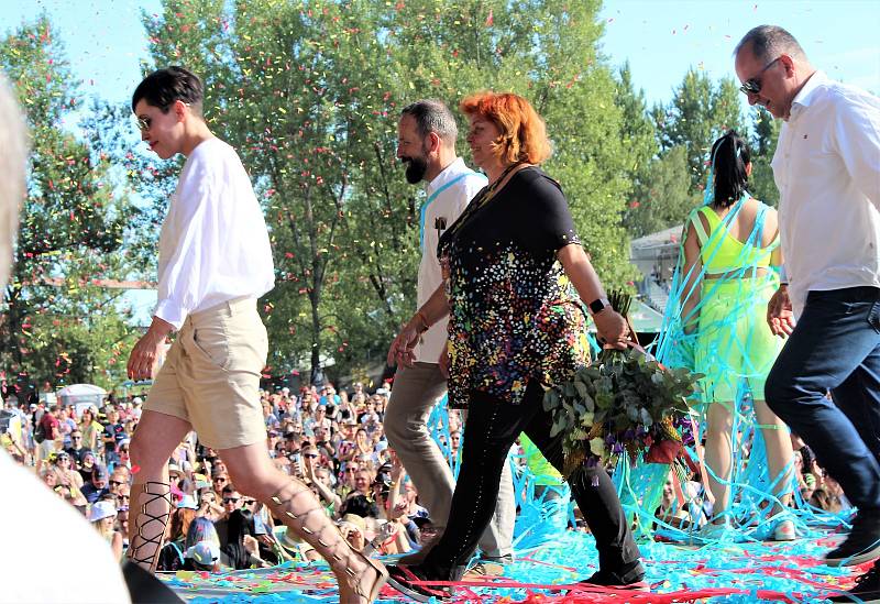 Úderem sedmnácté hodiny oficiálně začal ve středu 13. července ostravský festival Colours of Ostrava.
