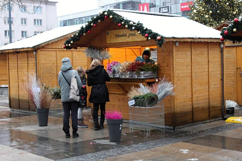 Zatímco Masarykovo náměstí v Ostravě zelo v sobotu 27. listopadu 2021 odpoledne kvůli zákazu pořádání adventních trhů téměř prázdnotou, v nákupních centrech byly stovky lidí.