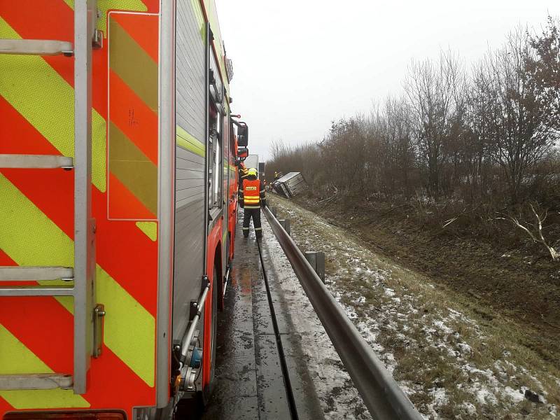 Nehoda kamionu na 332. kilometru dálnice D1 v katastru obce Kujavy.