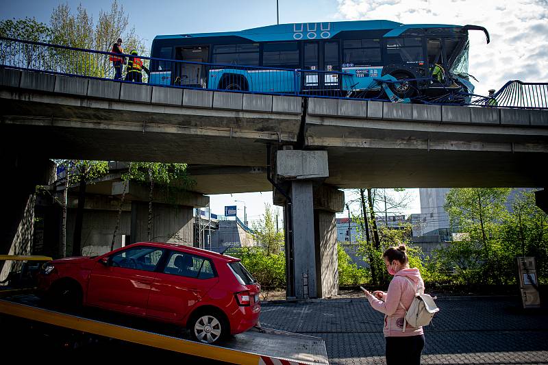 Nehoda autobusu DPO na Frýdlantských mostech v centru Ostravy, 28. dubna 2020.