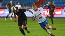 Utkání 6. kola fotbalové Fortuna ligy: FC Baník Ostrava - Slavia Praha, 4. října 2020 v Ostravě. Stanislav Tecl ze Slavie, Jiří Fleišman z Ostravy.