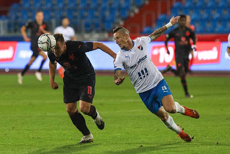 Utkání 6. kola fotbalové Fortuna ligy: FC Baník Ostrava - Slavia Praha, 4. října 2020 v Ostravě. Stanislav Tecl ze Slavie, Jiří Fleišman z Ostravy.