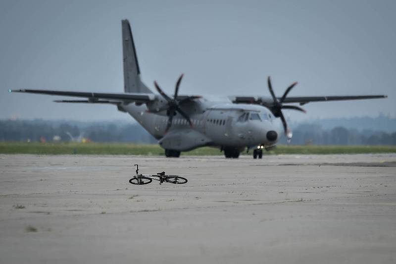 Přílet letadel na letiště Leoše Janáčka, kde se uskuteční Dny NATO, 13. září 2018.