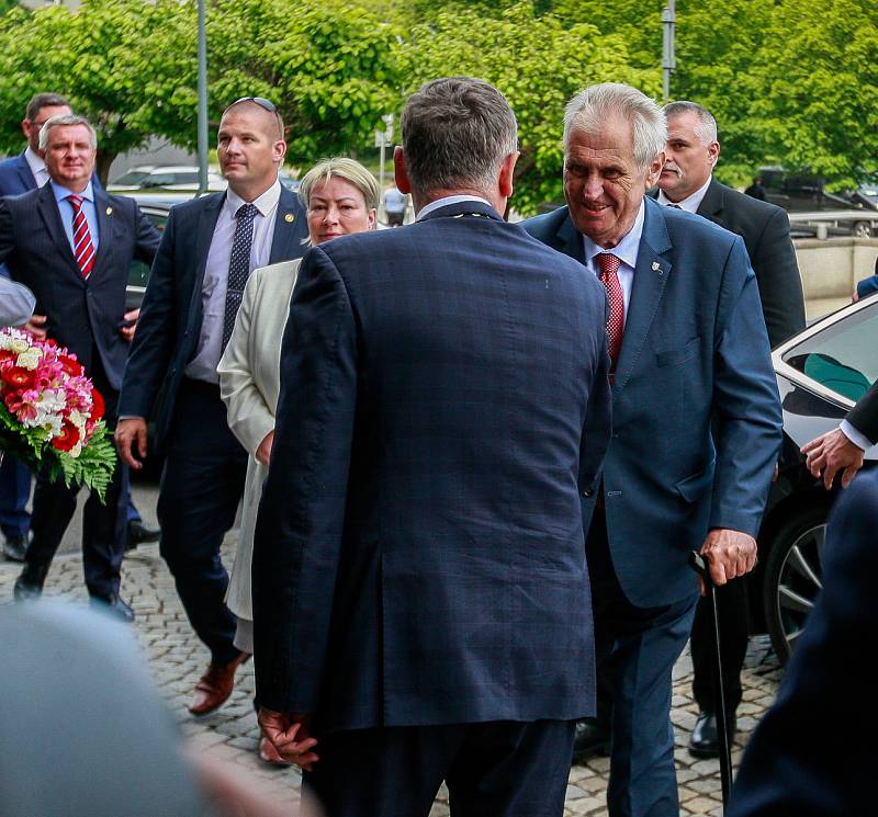 Návštěva prezidenta Miloše Zemana v Moravskoslezském kraji. Uvítání na Krajském úřadě, zády hejtman Ivo Vondrák.