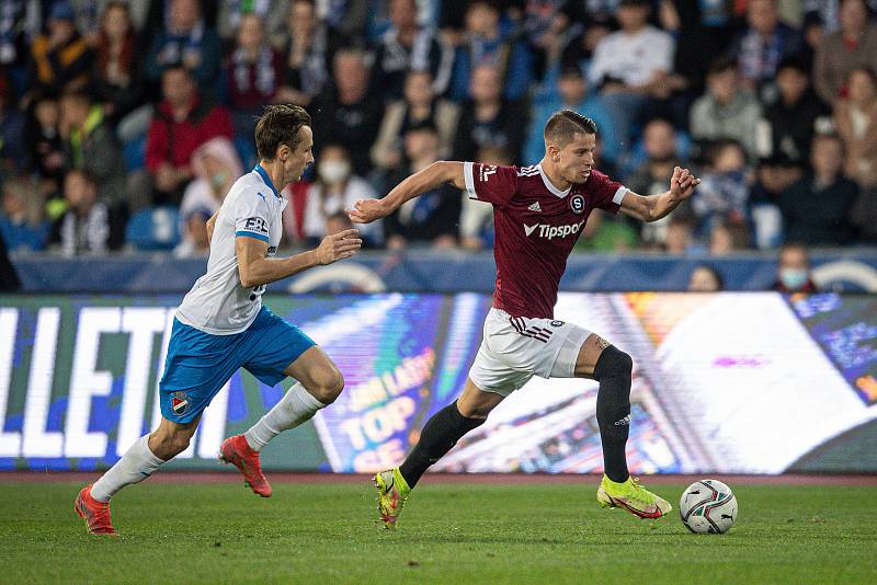 Utkání 13. kola první fotbalové ligy: Baník Ostrava - Sparta Praha, 31. října 2021 v Ostravě. (zleva) Daniel Tetour z Ostravy a Adam Hložek ze Sparty.