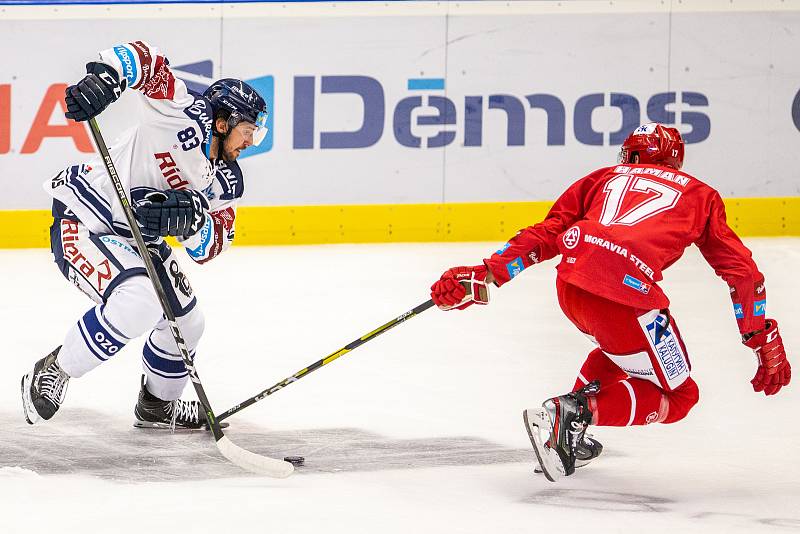 Utkání 33. kola hokejové extraligy: HC Vítkovice Ridera - HC Oceláři Třinec, 17. září 2019 v Ostravě. Zleva Šimon Stránský z Vítkovic a Filip Haman z Třince.