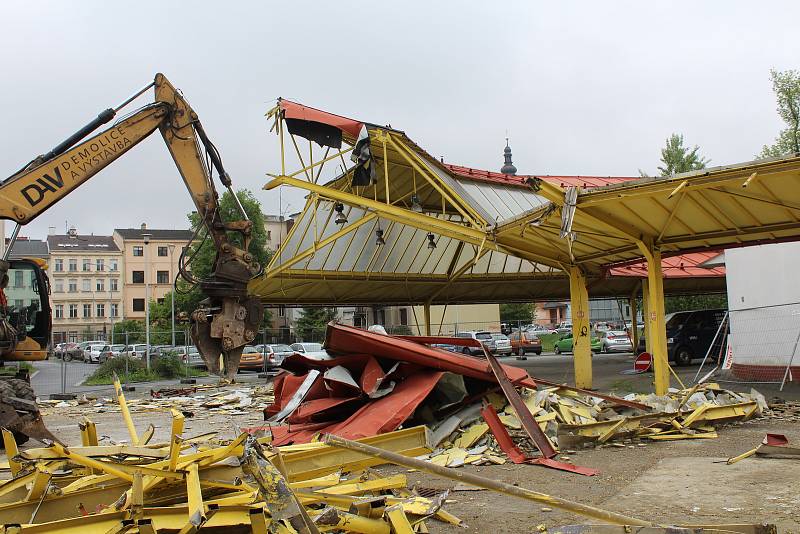 Demolice staré tržnice na Černé louce, 16.  května v Ostravě.