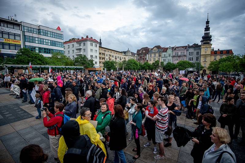 Demonstrace za nezávislou justici a proti vládě na Masarykově náměstí v Ostravě, 28. května 2019.