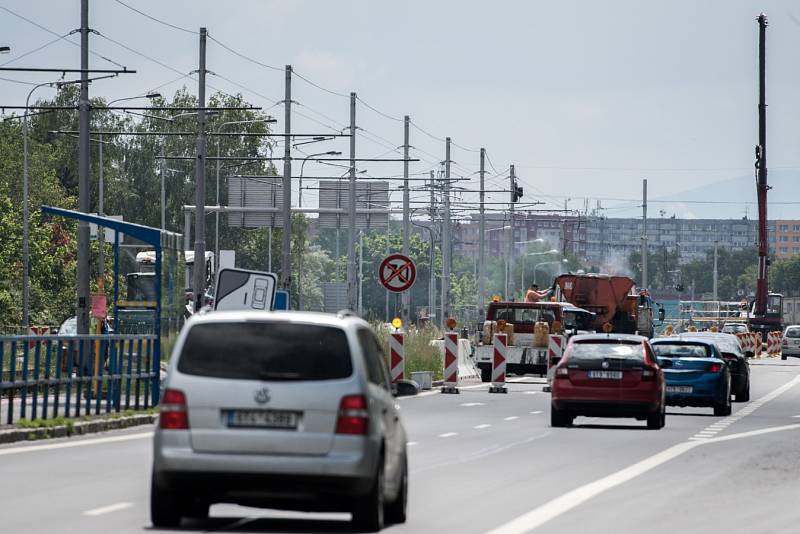 V Plzeňské ulici už začaly přípravné práce před rekonstrukcí. Ta začne během června, přesný termín vzejde z pondělního jednání.