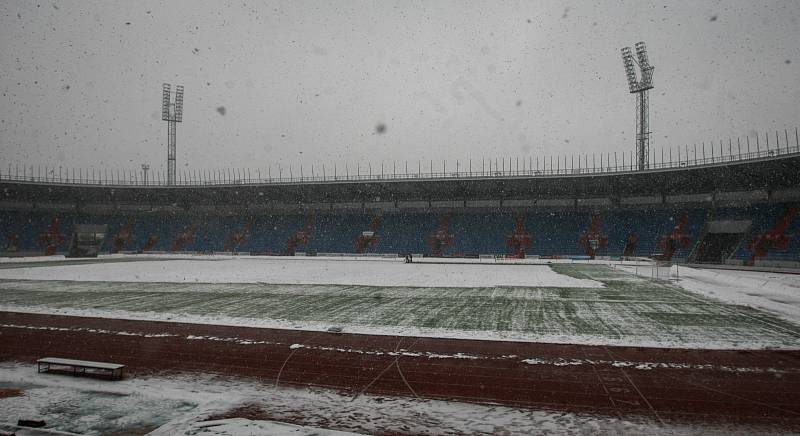 Středa 19. dubna 2017 v Ostravě. Odklízení sněhu z hrací plochy na stadionu ve Vítkovicích.