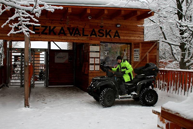 Na Pustevny zamířily v sobotu 9. ledna stovky turistů a desítky běžkařů.