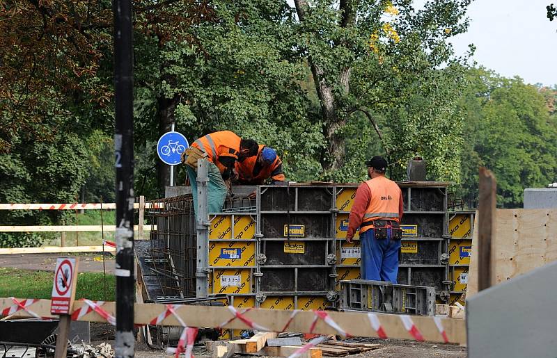 Revitalizace Komenského sadů. Práce by měly skončit do června příštího roku.