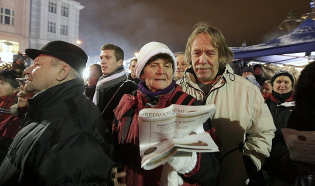 Akce Česko zpívá koledy 12.12. 2012 v centru Ostravy na Masarykově náměstí. Zazpívat si s Deníkem a jeho čtenáři přišel i Jaromír Nohavica.