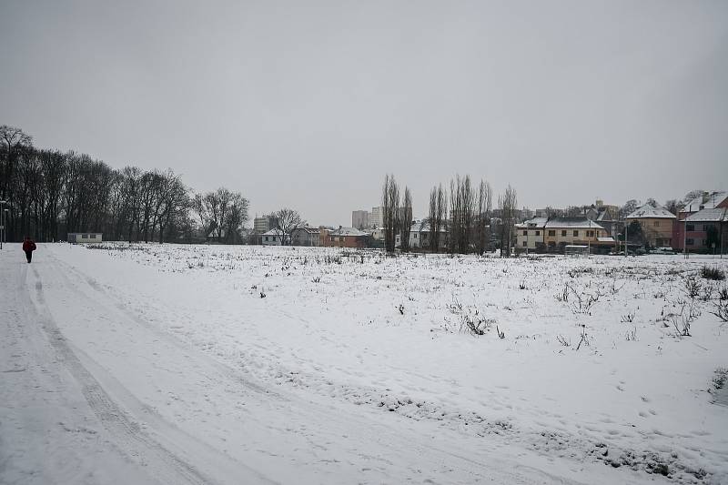 V těchto místech bude stát nový domov pro seniory v Hulvákách. Sousedit bude s Duhovým domem, leden 2019.