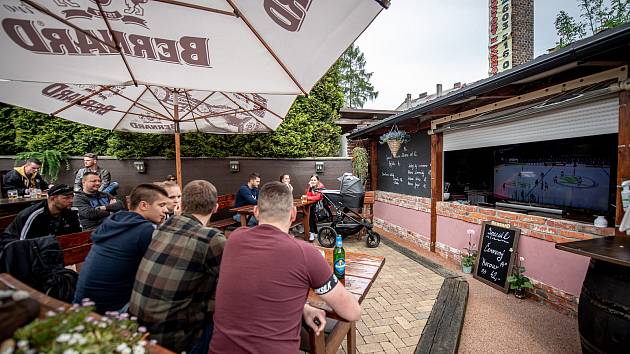 Hosté restaurace U Kocoura Olivera sledovali první zápas národního týmu na hokejovém šampionátu, který skončil Rusko-Česko 4:3. Bohumín, 21. května 2021.