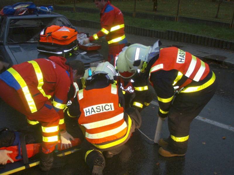 Vážná nehoda, která skončila zraněním jedenáctiletého cyklisty, se stala ve středu ráno ve Staré Vsi nad Ondřejnicí na Ostravsku. Chlapec na kole se srazil s osobním vozidlem peugeot.