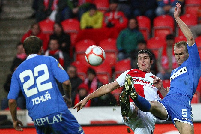 Vpravo stoper Baníku Ostrava René Bolf na archivním snímku při ligovém duelu na hřišti Slavie Praha.