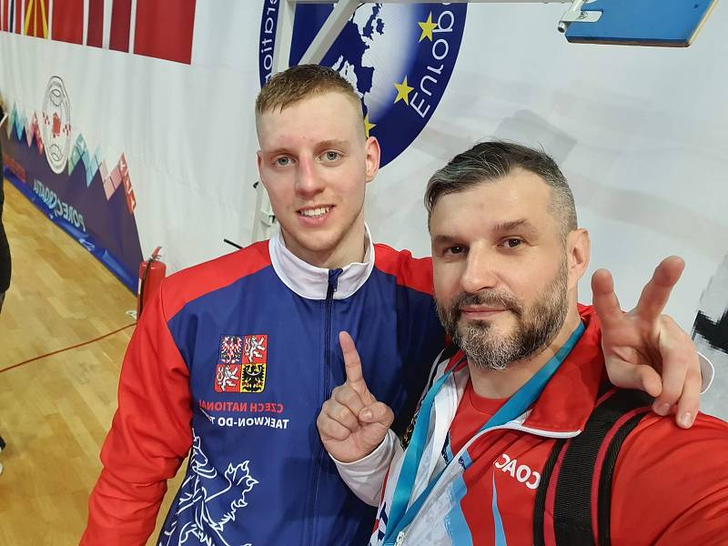 Gym Fighting Arena Ostrava-Poruba (ME v taekwondu ITF v chorvatské Poreči, 26. 3. až 2. 4. 2022). Zprava trenér Kamil Šamal a Stepan Knyshov.