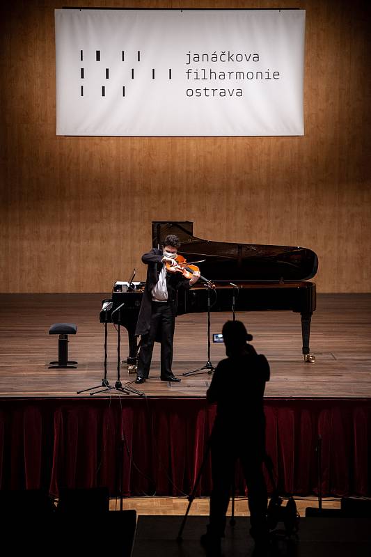 Režie při generální zkoušce před on-line koncertem Janáčkovy filharmonie Ostrava (JFO) v sále Domu kultury města Ostravy, 16. dubna 2020.