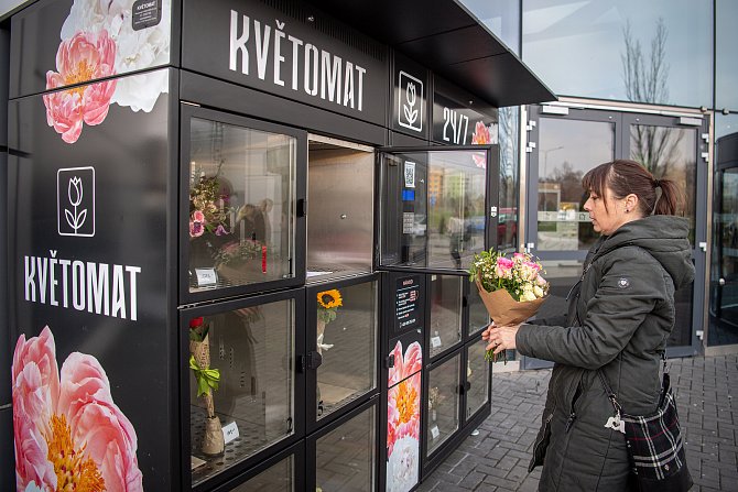 Květomat před Avion Shopping, 8. březen 2024, Ostrava. Majitelka Zuzana Stavinohová doplňuje květiny do automatu.
