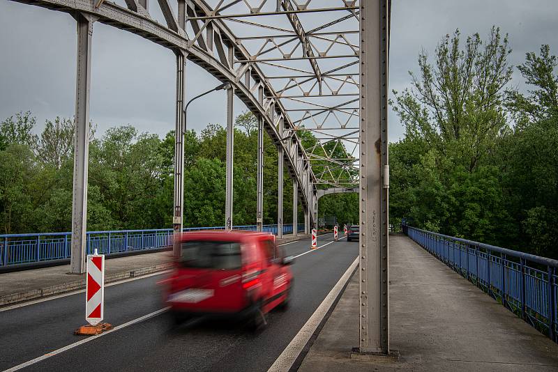 Ranní situace hned první den uzavírky mostu přes řeku Odru v Ostravě-Přívoze a jeho okolí, 31. května 2021.