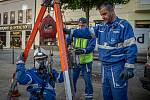 Pracovníci společnosti Ostravské vodárny a kanalizace (OVAK) pří deratizaci kanalizace, 22. října 2021 V Ostravě.