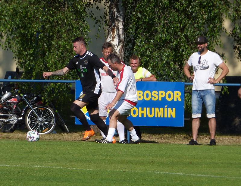 Hokejové a fotbalové osobnosti Šachtar BO Ostrava pomohly v Bohumíně malému Kubíkovi. Na snímku Jan Laštůvka.