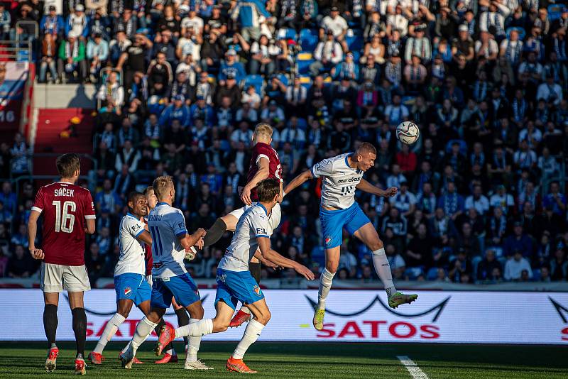 Utkání 13. kola první fotbalové ligy: Baník Ostrava - Sparta Praha, 31. října 2021 v Ostravě. (Vlevo) Ladislav Almási z Ostravy.