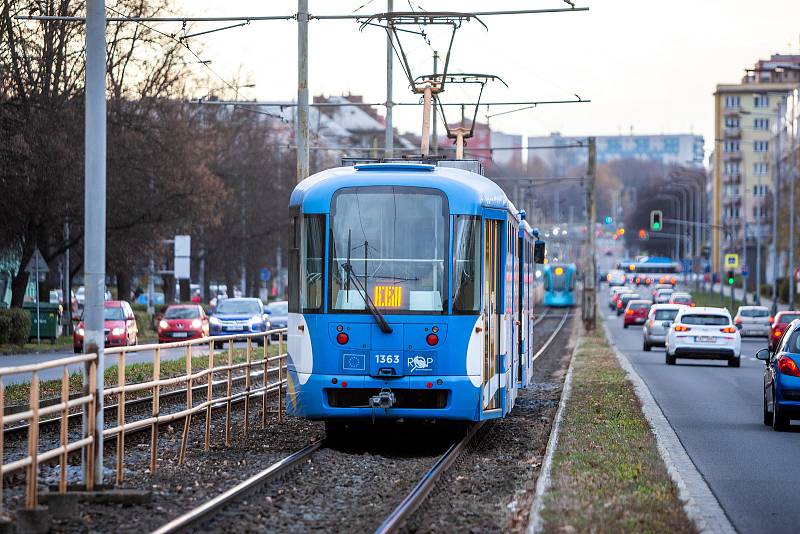 Dopravní tramvajová trať v úseku ulice Opavská, 18. listopadu 2021 v Ostravě.