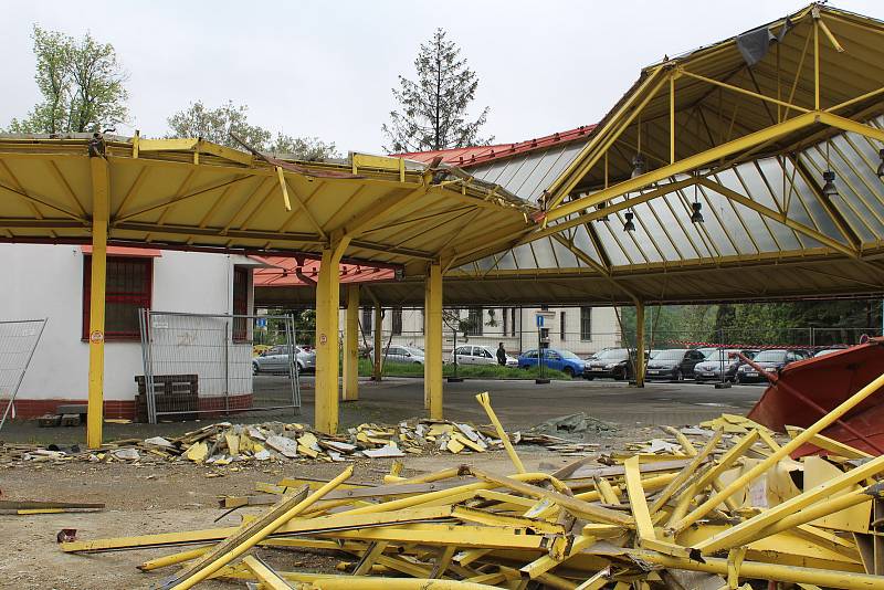 Demolice staré tržnice na Černé louce, 16.  května v Ostravě.