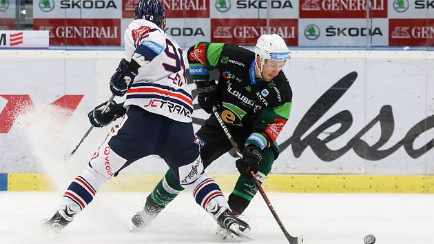 Utkání 35. kola hokejové extraligy: HC Vítkovice Ridera - HC Energie Karlovy Vary, 13. ledna 2019 v Ostravě. Na snímku (zleva) Jakub Lev, Tomáš Mikúš.