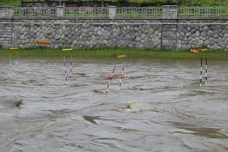 Rozvodněná řeka Ostravice v Ostravě, 23. května 2019.