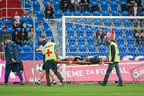 I. liga, 4. kolo, FC Baník - FK Teplice: 3 : 3, na snímku zraněný brankář Petr Vašek