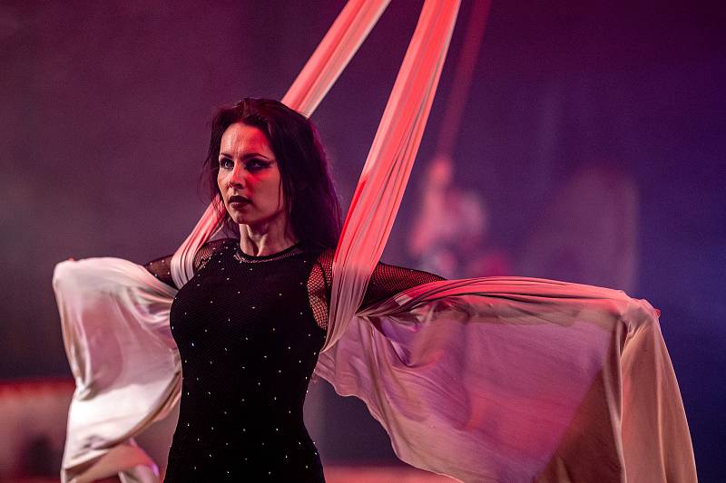 Představení Paranormal cirkusu Francesko Jung z Litvy na Dubině. 1. května 2022 v Ostravě.