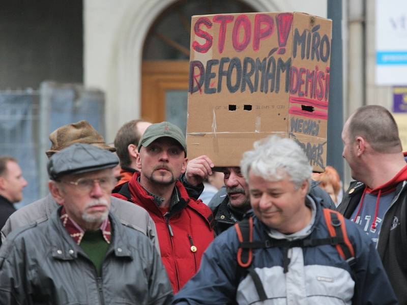 Ostravané v úterý 11. března na Jiráskově náměstí protestovali proti americkému radaru a současným sociálním reformám.