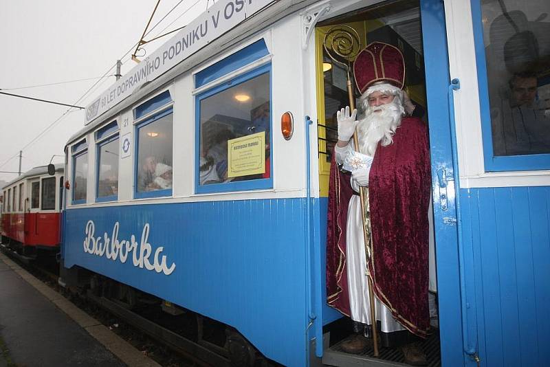 Ostravský dopravní podnik a kroužek přátel MHD připravil na sobotu pro děti jízdu historickou tramvají v doprovodu Mikuláše, čertů a andělů.