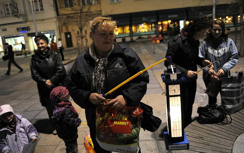 Lampiony – v podobě úlu či věže ostravské Nové radnice – rozzářily v úterý vpodvečer ostravské Masarykovo náměstí.