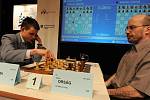 David Navara (vlevo), nejlepší český šachista, si na otevřeném mistrovství republiky vypracoval před soupeři uklidňující náskok.