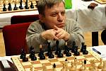 Šachové partie na otevřeném mistrovství České republiky, jež probíhá v Domě kultury města Ostravy, lze sledovat i prostřednictvím on-line přenosů.