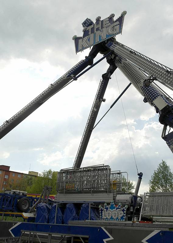 Kolotoče jsou na tradičním plácku v Porubě, letos jsou první v celé Ostravě a provoz naplno chtějí od třetího květnového pondělí. Ostrava, 12. května 2021.