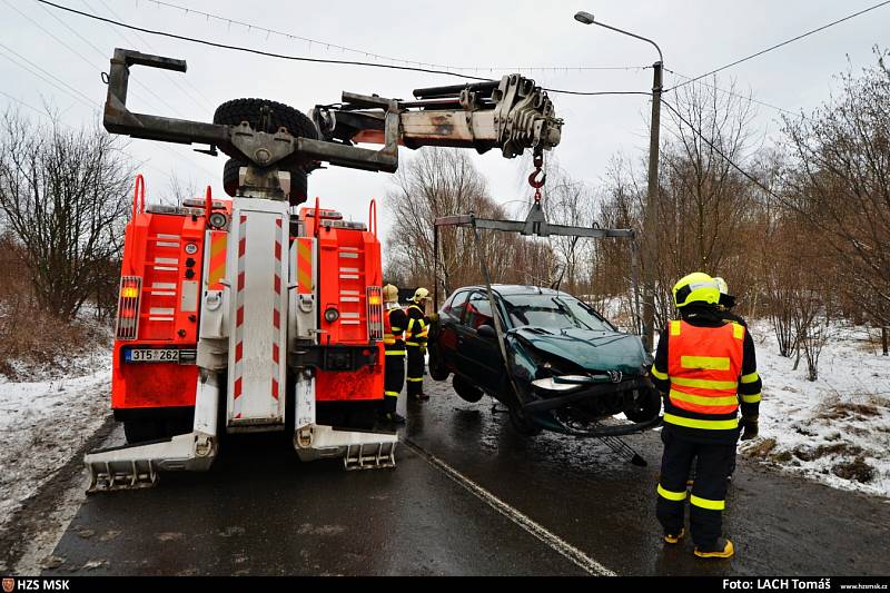 Vyprošťování peugeotu v Ostravě-Heřmanicích.