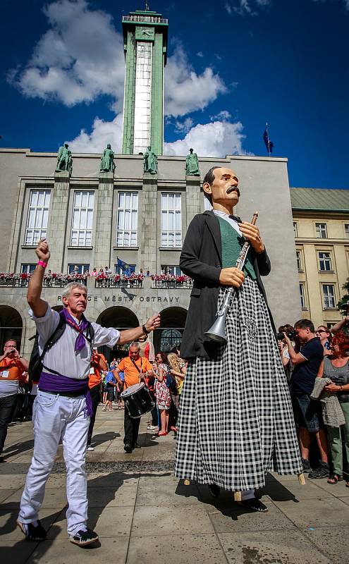 Začátek Festivalu v ulicích přilákal tisíce lidí. Bohatý program bude pokračovat ještě v sobotu a neděli.