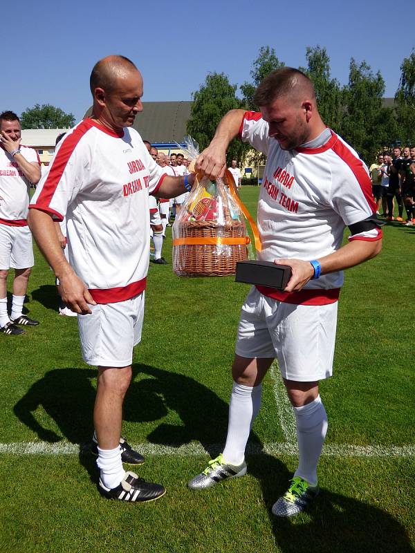 Hokejové a fotbalové osobnosti Šachtar BO Ostrava pomohly v Bohumíně malému Kubíkovi. Na snímku Jaroslav Kubinski.