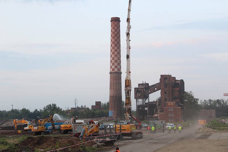 Odstřel komínu Strakáč v areálu Vítkovic v Ostravě, sobota 3. srpna 2019.