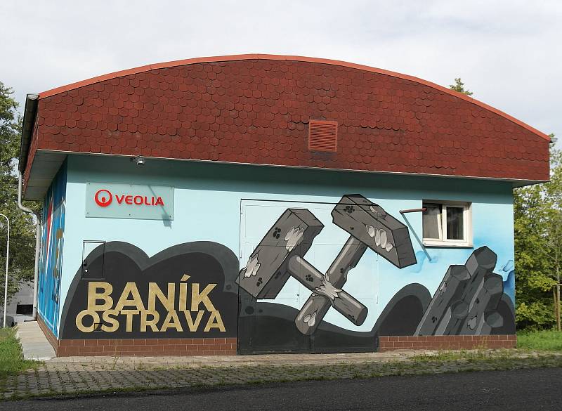 Street-artovou malbu na objednávku firmy Veolia Energie vytvořil na výměníkové stanici na sídlišti Kamenec ostravský umělec tvořící pod pseudonymem Lacmo na konci letních prázdnin, 9. září 2022.